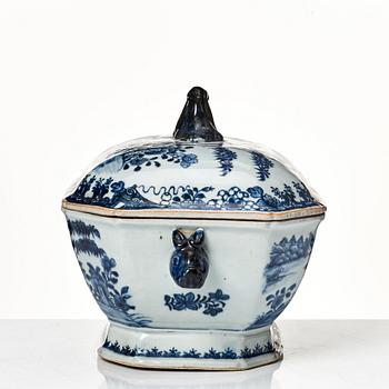 A blue and white tureen with cover and stand, Qing dynasty, Qianlong (1736-95).