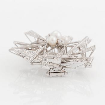 An 18K white gold brooch set with cultured pearls and round brilliant-, eight- and rose-cut diamonds.