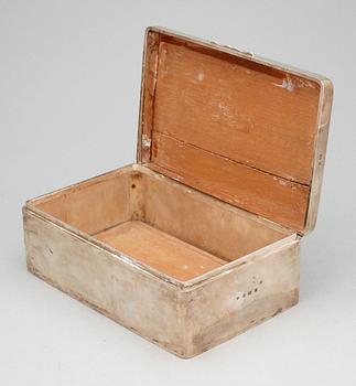 CIGARRSKRIN, silver, Arthur & John Zimmerman, Birmingham, 1905. Totalvikt: 1661 gram.