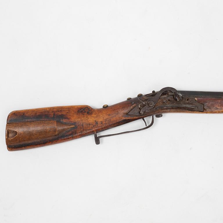 A Swedish snaphaunce rifle, 18th/19th Century.