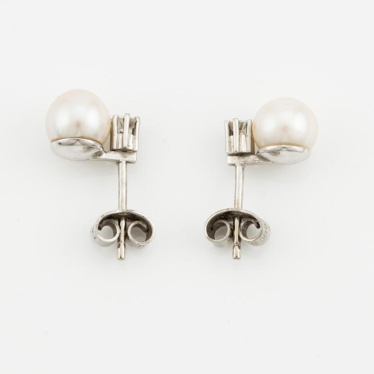 Earrings with cultured pearls and brilliant-cut diamonds.