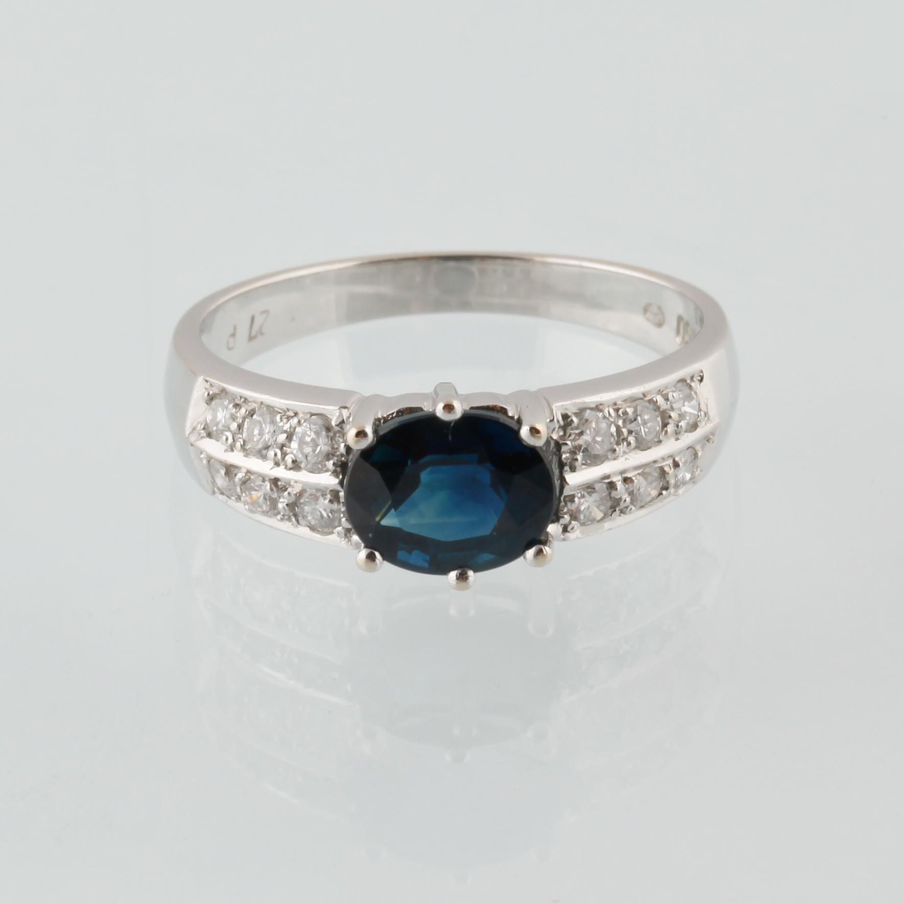 RING, 18K vitguld med ovalslipad blå safir 1.50 ct samt 12 briljantslipade diamanter 0.27 ct, importstämplad. Vikt 3,5 g.