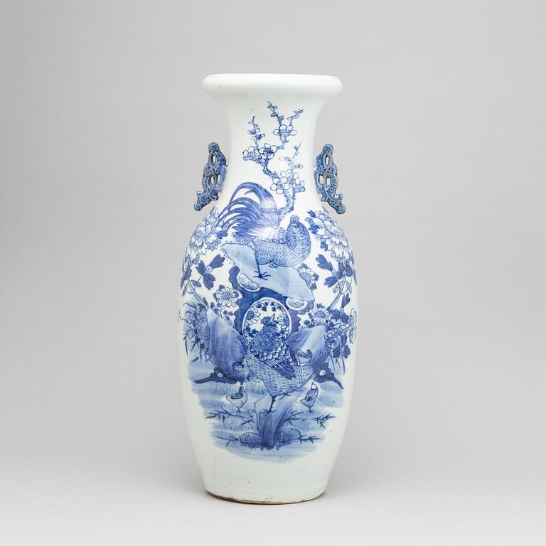 A Chinese blue and white porcelain vase, late Qing dynasty, 19th/20th century.