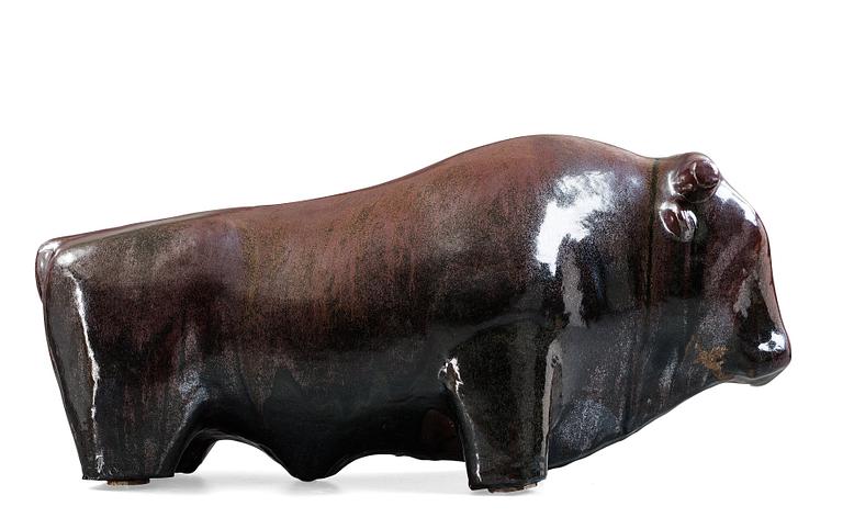 Ulla & Gustav Kraitz, An Ulla & Gustav Kraitz glazed stoneware sculpture of a bull, Fogdarp, Förslöv, Sweden.