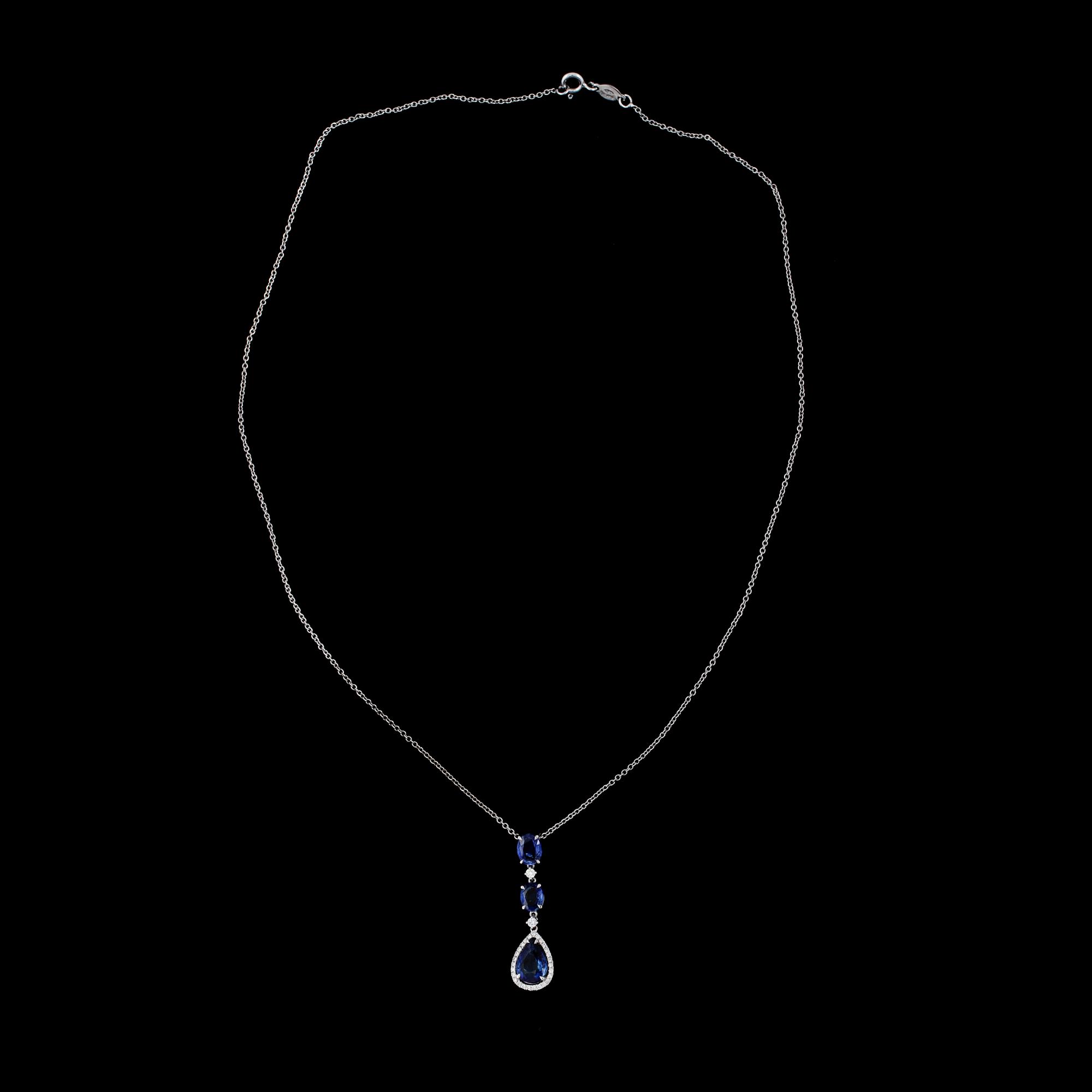 HÄNGE, 18k vitguld med små briljantslipade diamanter, 0.22 ct samt 3 blå fasettslipade safirer, 3.56 ct.  Vikt 4 g.