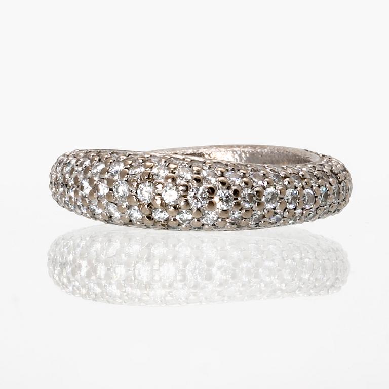 Ole Lynggaard ring 18K vitguld med 159 briljanter 1,75 ct totalt TW VS, "Love Collection", original etui.
