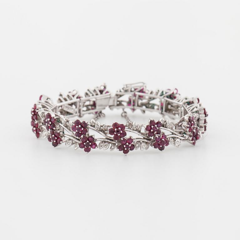 ARMBAND, med fasettslipade rubiner och åttkantslipade diamanter.