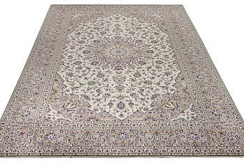 A Kashan carpet, c. 345 x 243 cm.