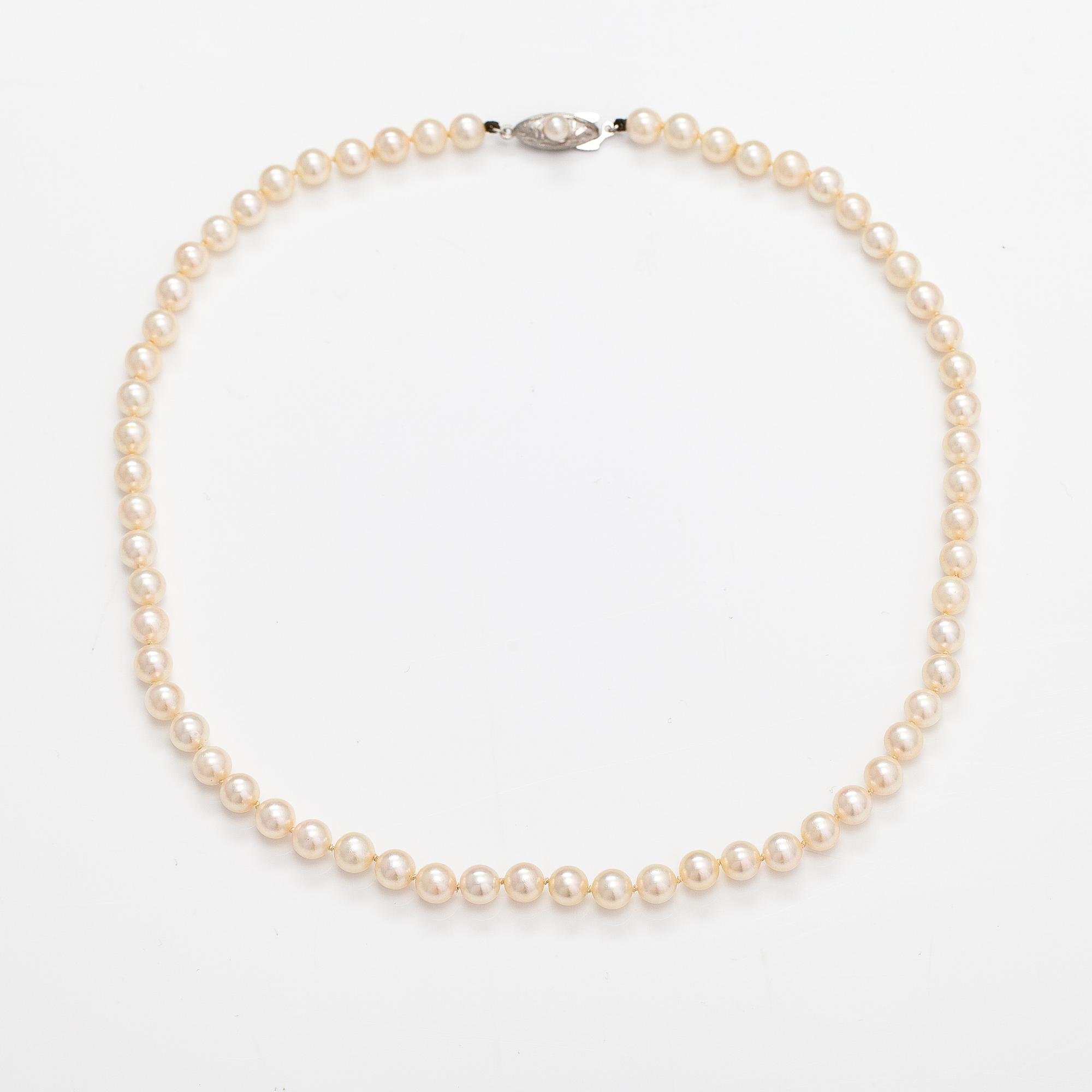 A pearl collier with cultured pearls and a silver clasp.