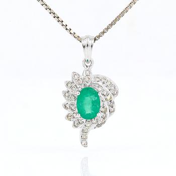HÄNGE, 18K vitguld med ovalslipad smaragd ca 1,75 ct och 36 st briljantslipade diamanter tot ca 0,46 ct. Vikt 5,6 g.