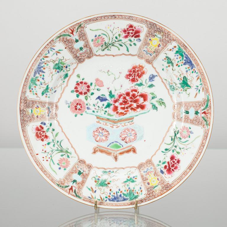 KRÄMKOPP OCH TALLRIK, porslin, Kina, famille rose, Qianlong 1736-1795.