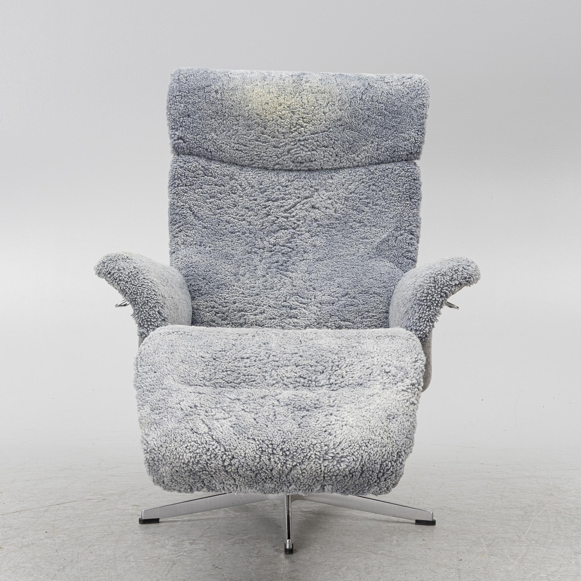 A 'Master' recliner, Conform.