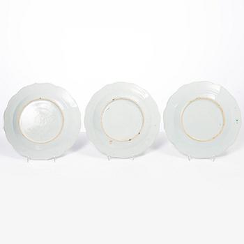 A group of five Chinese export porcelain famille rose plates, Qing dynasty, Qianlong (1736-95).