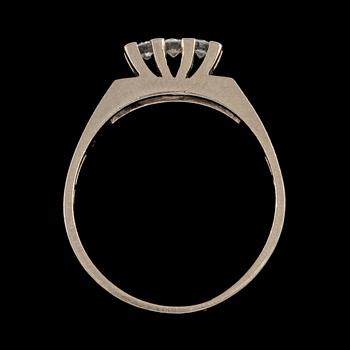 RING, 18k vitguld med 3 briljantslipade diamanter, 0.16 ct, Gustav Dahlgren & Co, Malmö. Vikt 3,8 g.