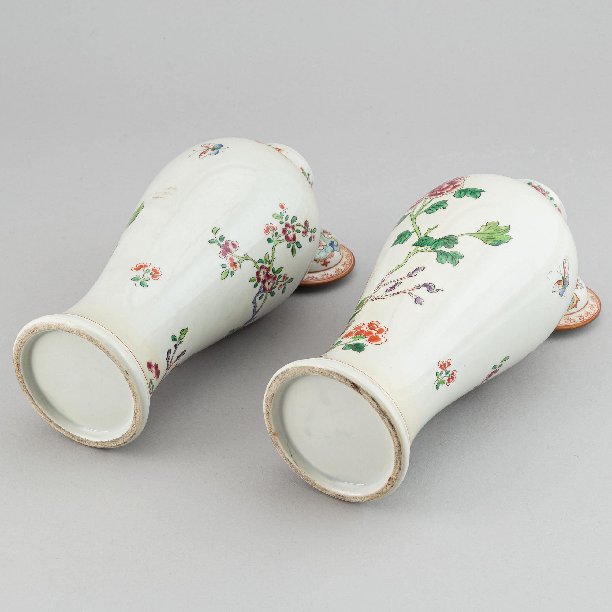 Vaser med lock, ett par, porslin. Frankrike, Samson, 1800-talets slut.