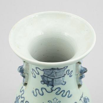 A porcelain vase, China, Qing dynasty, late 19th century.