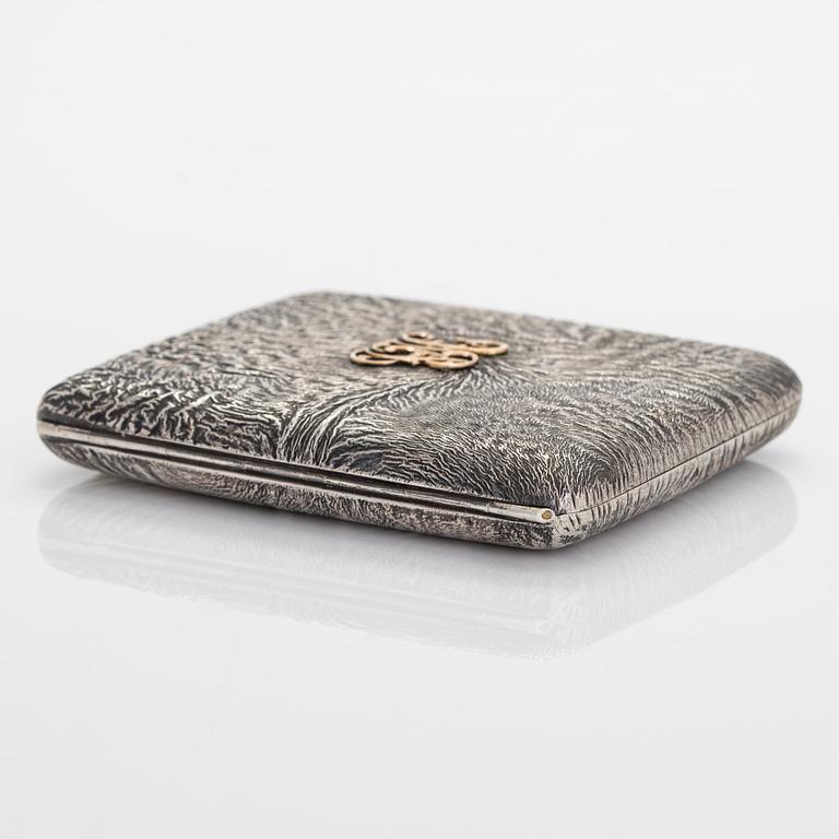 Savukekotelo, hopea, samorodok-tekniikka, Turku 1947 sekä nuuskapurkin kansi, ruotsalaiset leimat 1987.