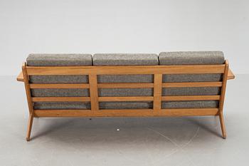 SOFFA,"GE 290", Hans J Wegner, Getama, Danmark, 1900-talets andra hälft. Säljes till förmån för "Läkare utan gränser".