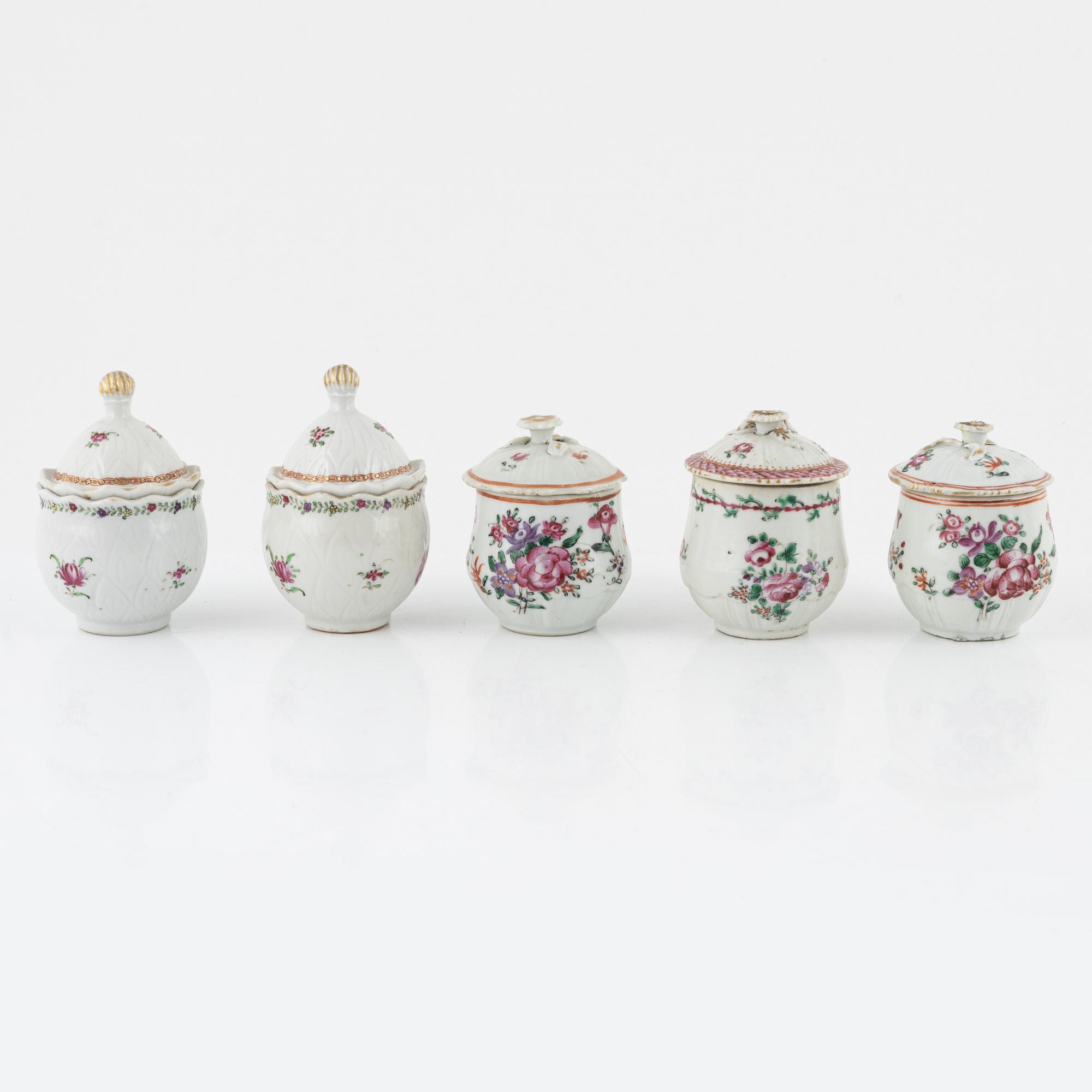A matched set of 6 Chinese Export custard cups with covers and a cup, Qing dynasty, 18th Century.