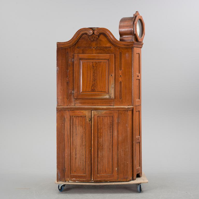 An 18th century cabinet with a clock.