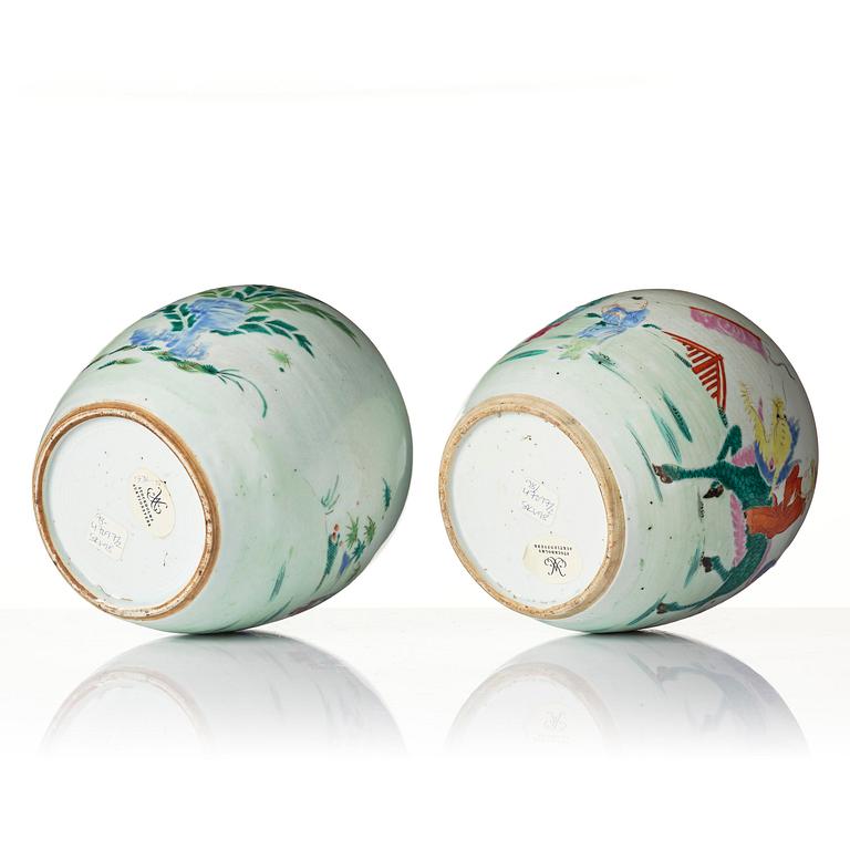 Urnor, ett par, porslin. Qingdynastin, 1800-tal.