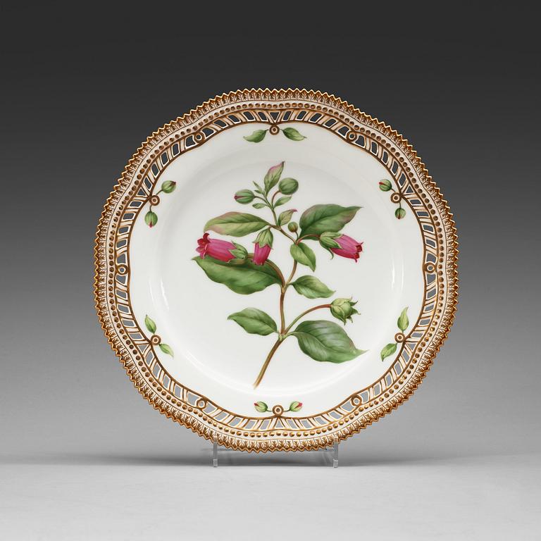 A set of 11 Royal Copenhagen 'Flora Danica' dinner plates, Denmark, early 20th Century.