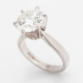 Ring, platina med en briljantslipad diamant ca 3.10 ct. Domino Jewellery, Birmingham, England.