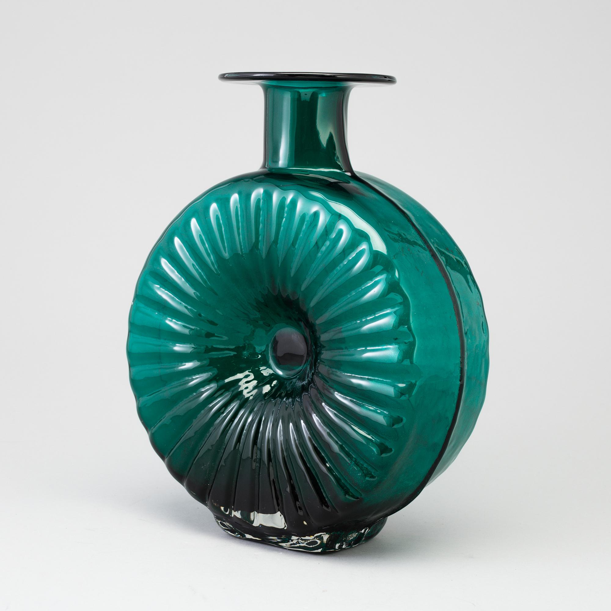 A glass vase, "Aurinkopullo", for Riihimäen Lasi, second half of the 20th century.