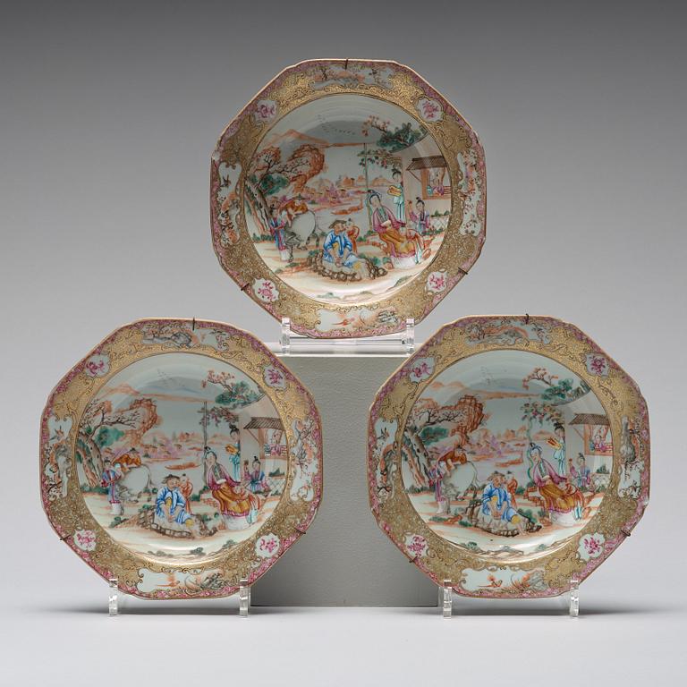 STEKFAT samt djupa TALLRIKAR, tre stycken, mandarinporslin. Qingdynastin, Qianlong (1736-95).