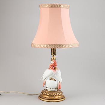 A German porcelain and wooden table lamp, 1930/40s.