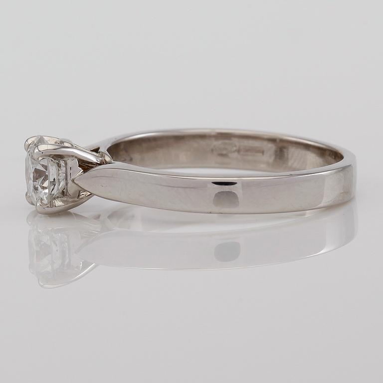 RING, 18K vitguld och solitär briljantslipad diamant ca 0.67 ct.