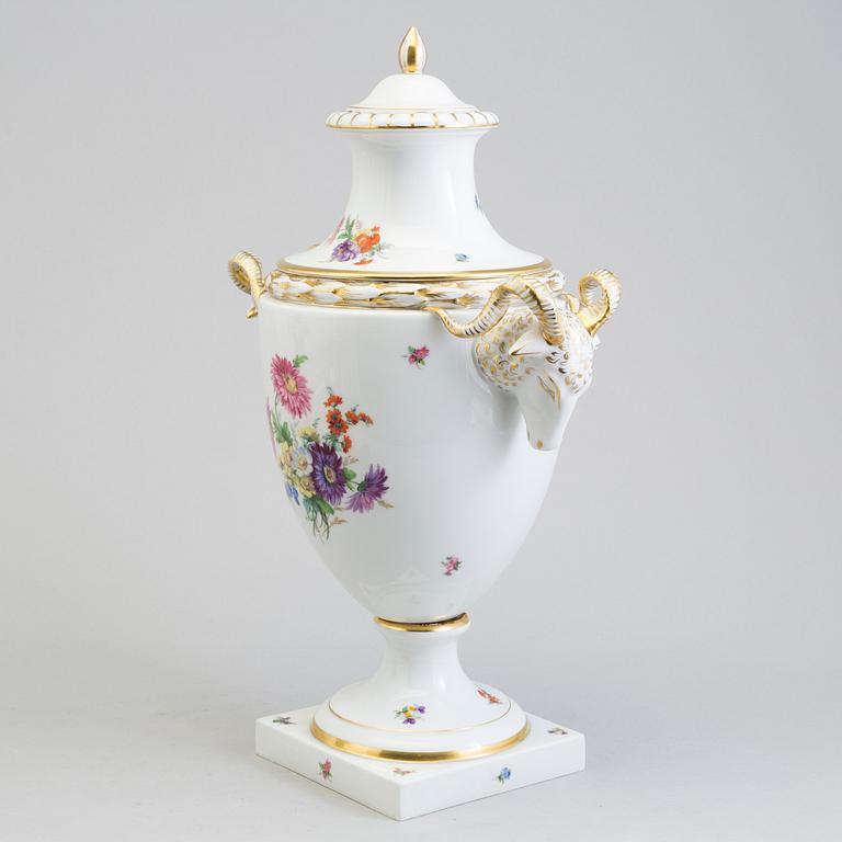 A FÜRSTENBERG PORCELAIN VASE AND COVER, first half of the 20th century.