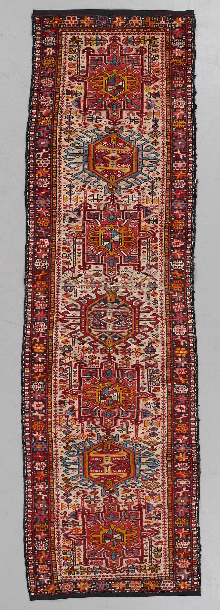 Gallerimatta, semiantik Karadja, ca 262 x 78 cm.