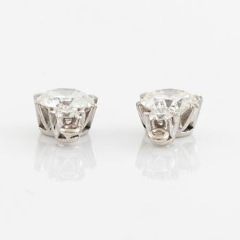 Ett par påhängen 18K vitguld med två runda briljantslipade diamanter.