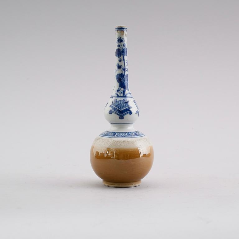 VAS/VATTENDROPPARE, porslin. Qing dynastin, 1700-tal.