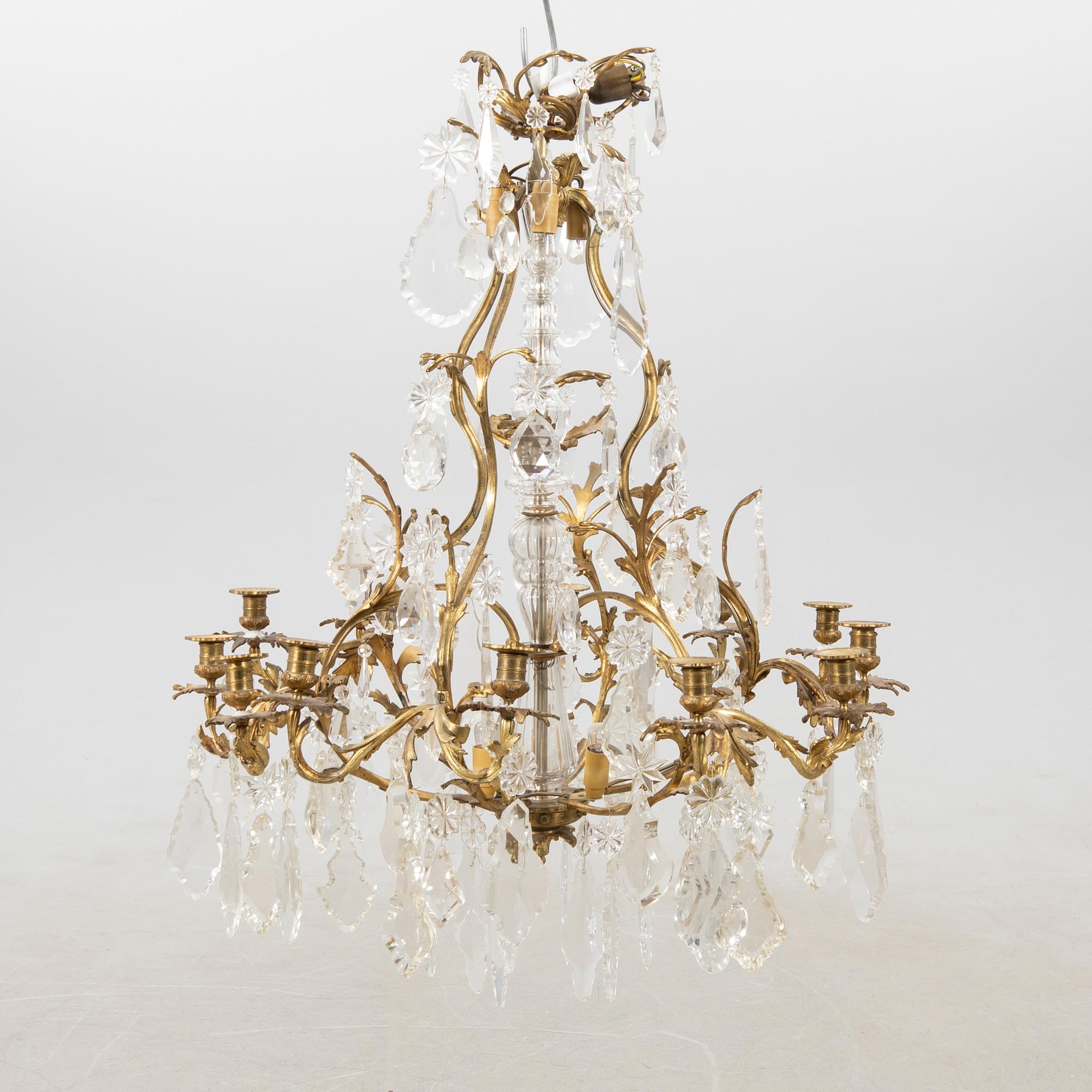 Chandelier in the Louis XV style, late 19th century.
