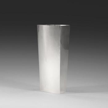 613. A Rey Urban sterling vase, Stockholm 1984.