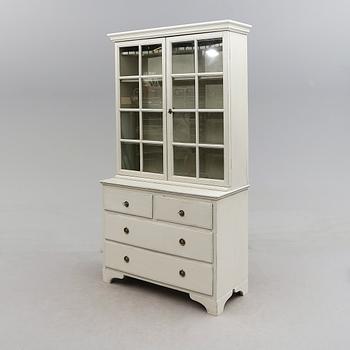 VITRINSKÅP, 1800-talets första hälft, senare montering.