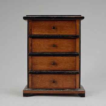 MINIATYRBYRÅ, 1800/1900-tal.