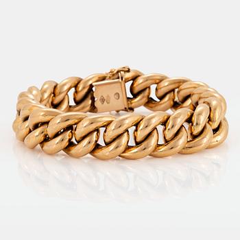 1082. An 18K gold curb-link bracelet.