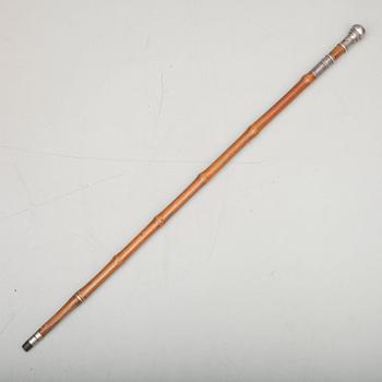 SPATSERKÄPP / STICKVAPEN, bambu och silver, 1800-tal.