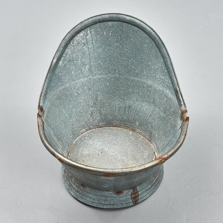 A zinc tub.