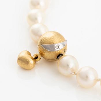 Ole Lynggaard necklace with cultured pearls, clasp and pendant in 18K and 14K gold, and round brilliant-cut diamonds.