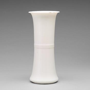 688. A blanc de chine vase, Qing dynasty, Kangxi (1662-1722).