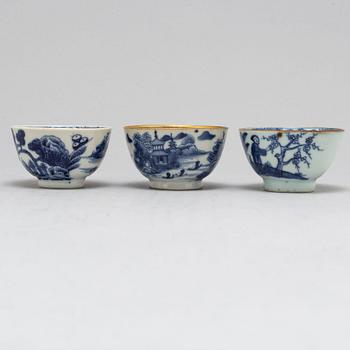 A blue and white export bowl and three cups, Qing dynasty, Qianlong (1736-95).