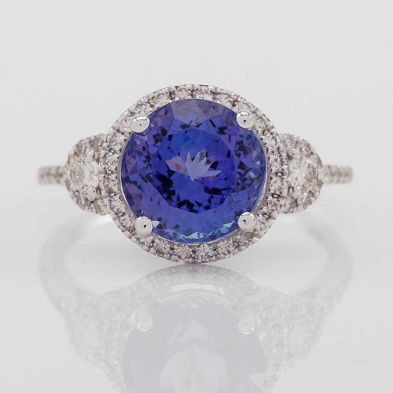 RING, 18K vitguld, diamanter tot ca 0.37 ct. och tanzanit ca 3.20 ct.