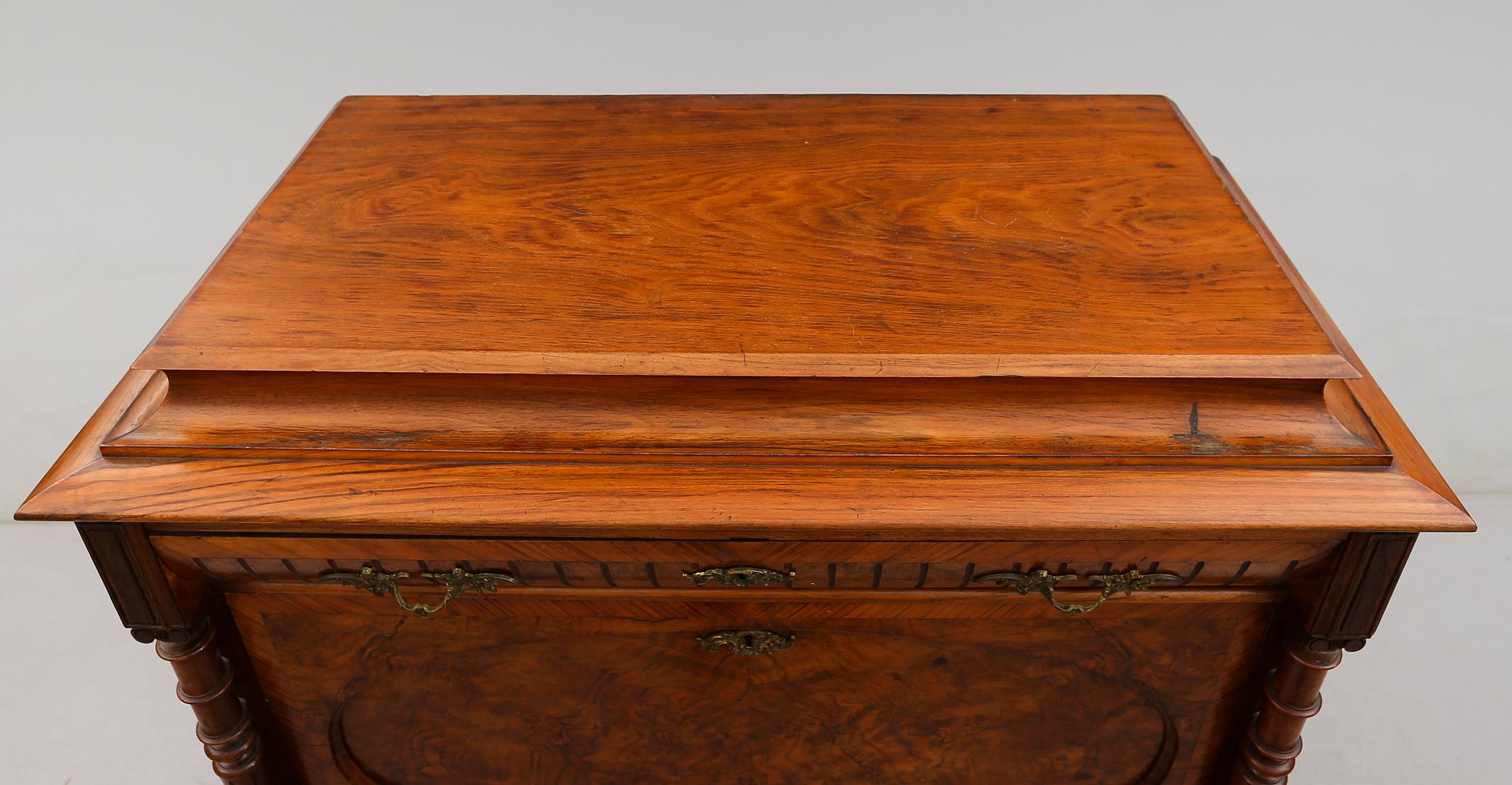 CHIFFONJÉ, 1800-talets andra hälft.