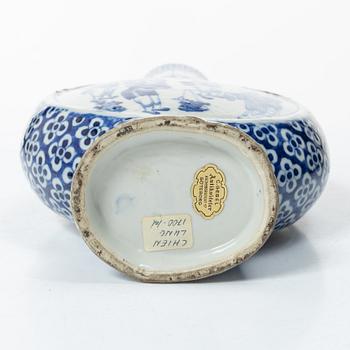 A Chinese blue and white porcelain moonflask and two jars, Qing dynasty, 18/19th century.