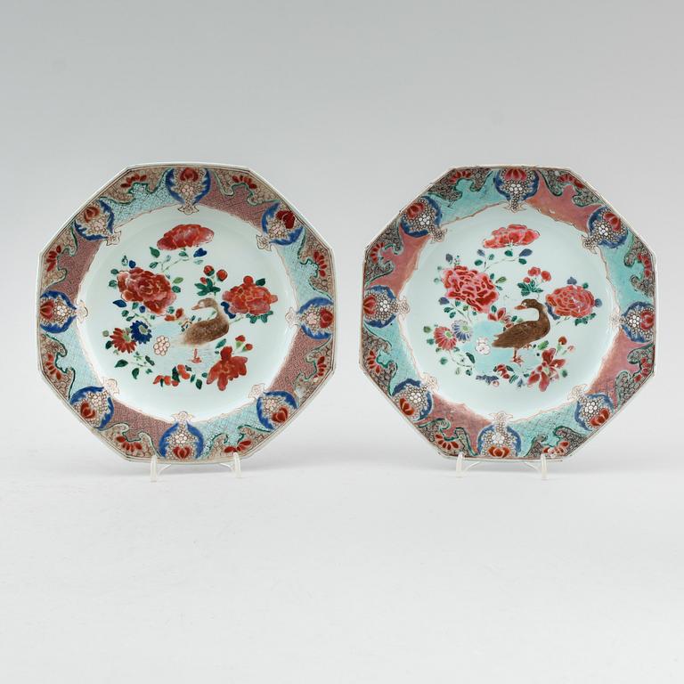 TALLRIKAR, 1 par, porslin, Kina, Qianlong 1736-1795.