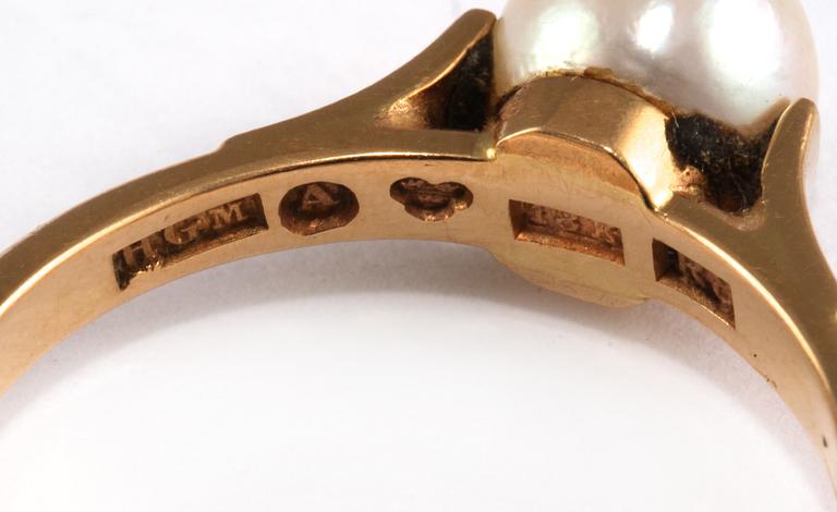 RING, 18k guld med odlad pärla, Harald Grahm, Alingsås, 1943. Vikt 5 g.